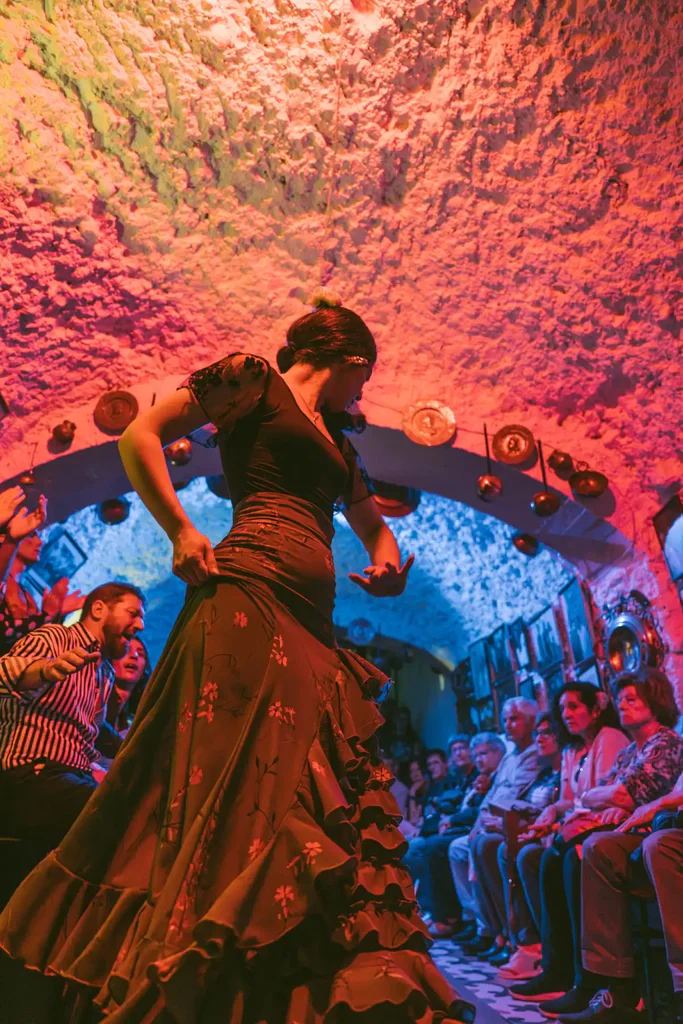 Bailaora en la cueva bailando