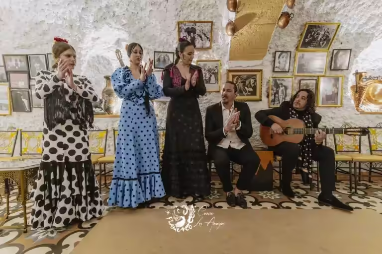 Jose y Manuel cantando en el espectáculo flamenco en la Cueva Los Amayas