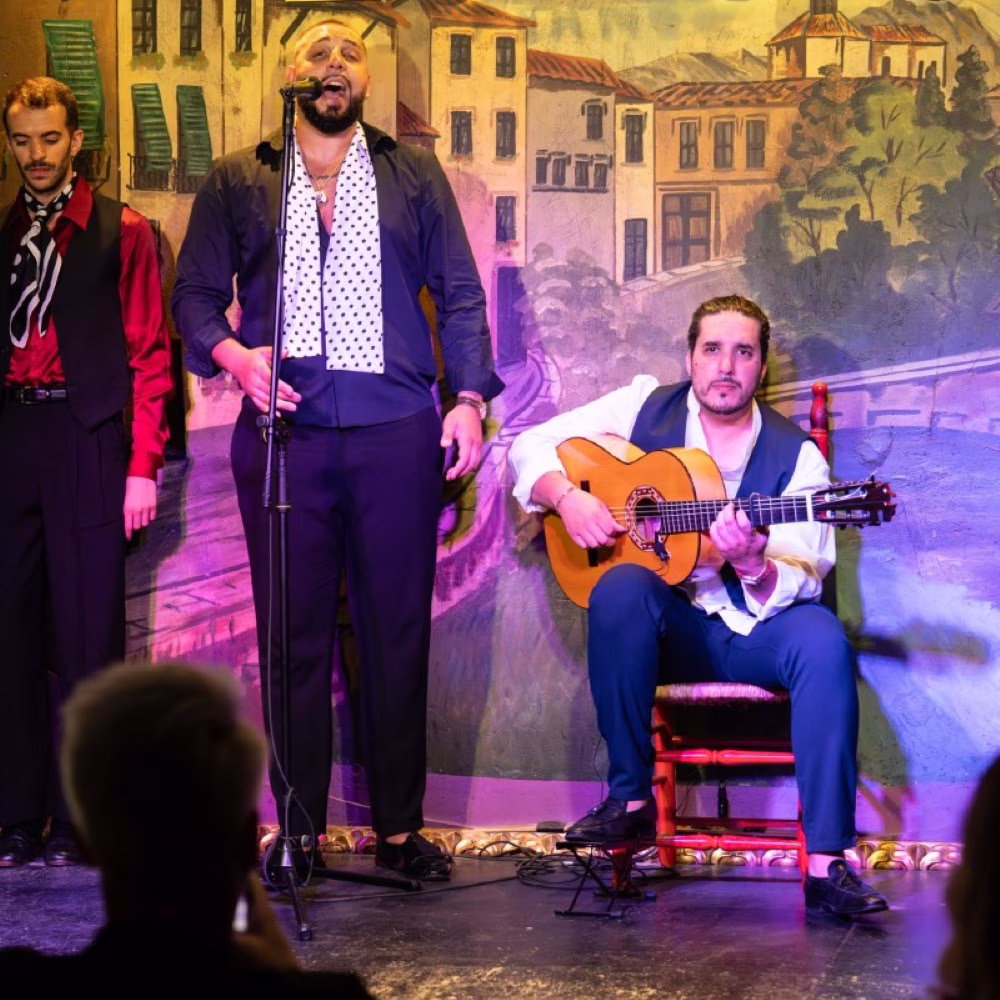 Nano cortés cantando y actuando para su público